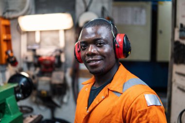 Afrika deniz çarkçi motoru kontrol odasında Ecr. Atölye ekipmanları ile çalışır