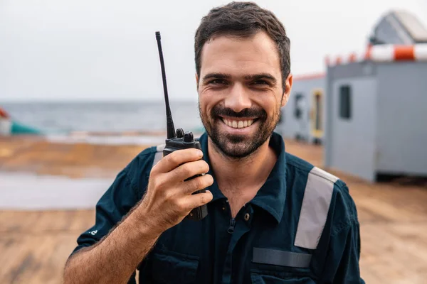 Oficial de cubierta o oficial en jefe de puente en la cubierta del buque o buque — Foto de Stock