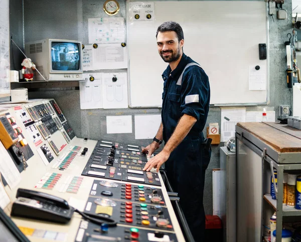 Mariene werktuigkundige werken in machinekamer — Stockfoto