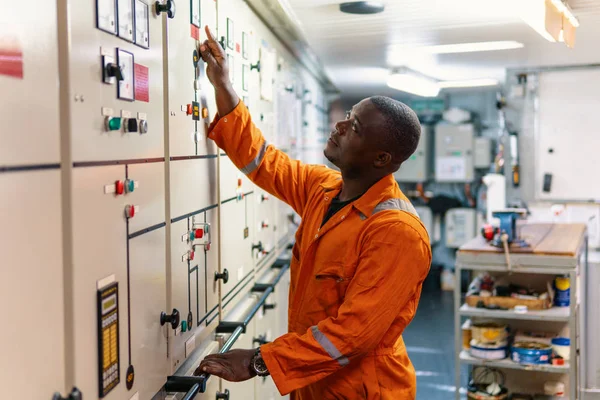 Mariene werktuigkundige werken in machinekamer — Stockfoto