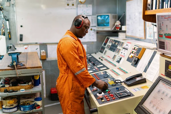 Marine-Ingenieur Offizier arbeitet im Maschinenraum — Stockfoto