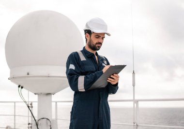 Servis teknisyeni veya asker Vsat terminal yakınındaki
