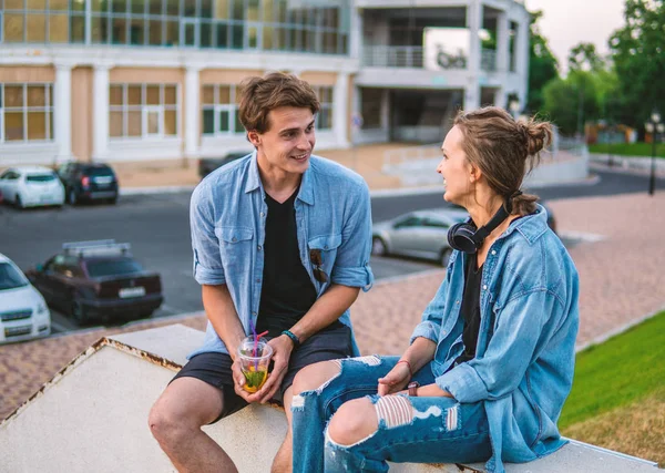Preciosa pareja joven hipster citas durante el atardecer de verano . — Foto de Stock