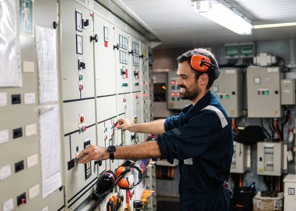 Mariene werktuigkundige werken in machinekamer — Stockfoto