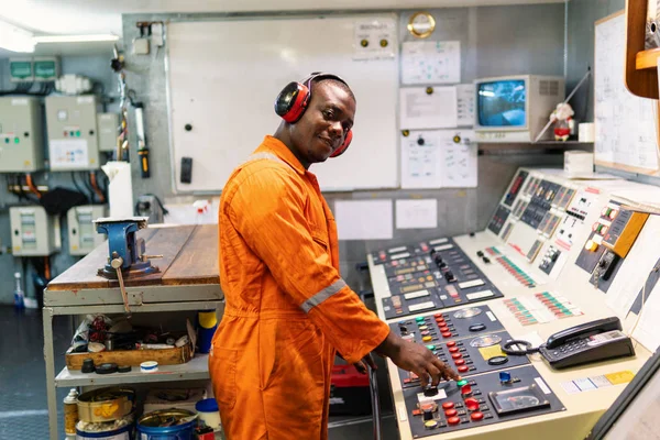 Mariene werktuigkundige werken in machinekamer — Stockfoto