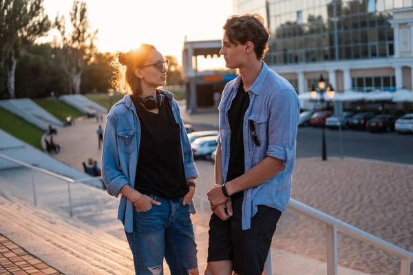 Preciosa pareja joven hipster citas durante el atardecer de verano . — Foto de Stock