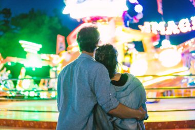 Güzel genç hippi çift yaz günbatımı sırasında.