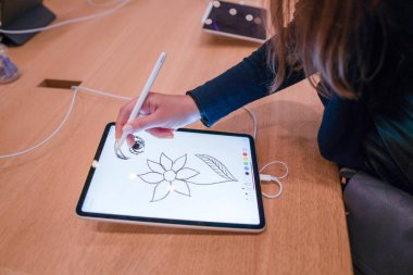 Barcelona, İspanya - 07 Kasım 2018: Apple Store yeni ipad Pro tutan kadın. O elma kalemle çiziyor