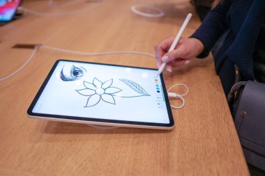 Barcelona, İspanya - 07 Kasım 2018: Yeni ipad Pro tutan kadın