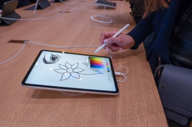 Barcelona, İspanya - 07 Kasım 2018: Yeni ipad Pro tutan kadın