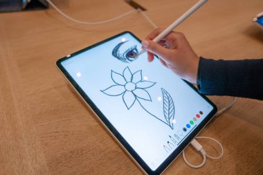 Barcelona, İspanya - 07 Kasım 2018: Yeni ipad Pro tutan kadın