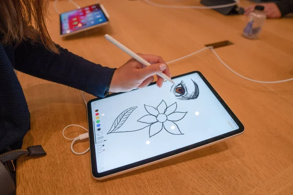 Barcelona, İspanya - 07 Kasım 2018: Yeni ipad Pro tutan kadın