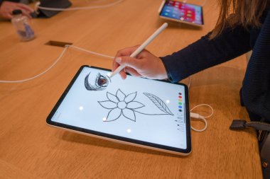 Barcelona, İspanya - 07 Kasım 2018: Yeni ipad Pro tutan kadın
