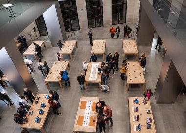 Barcelona, İspanya - 07 Kasım 2018: İçinde elma stok içinde Barcelona insanlar.