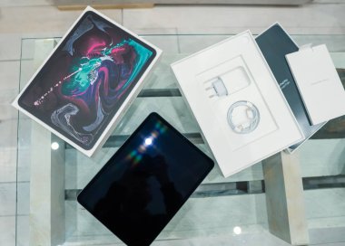 Barcelona, İspanya - 07 Kasım 2018: yeni Apple ipad Pro 2018 unboxing