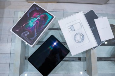 Barcelona, İspanya - 07 Kasım 2018: yeni Apple ipad Pro 2018 unboxing