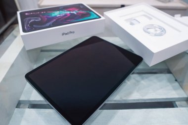Barcelona, İspanya - 07 Kasım 2018: yeni Apple ipad Pro 2018 unboxing