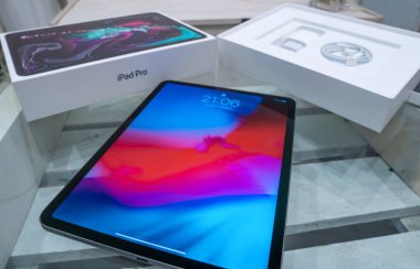 Barcelona, İspanya - 07 Kasım 2018: yeni Apple ipad Pro 2018 unboxing