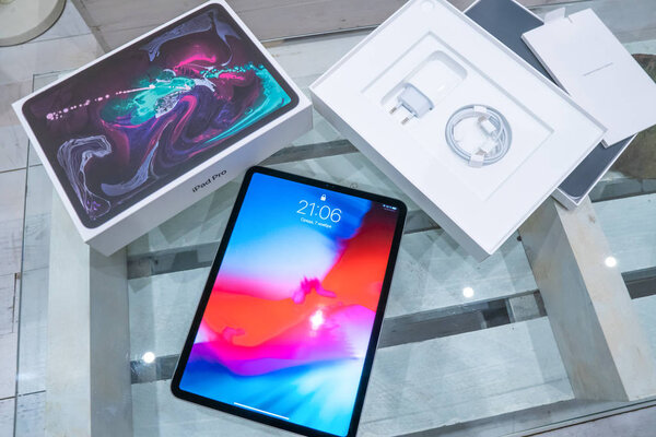 Барселона, Испания - 07 ноября 2018 года: новый Apple iPad Pro 2018
