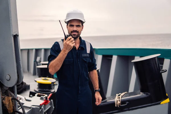 Oficial de cubierta o oficial en jefe de puente en la cubierta del buque o buque — Foto de Stock