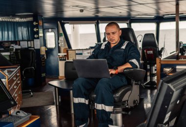 Deniz seyir subayı laptop ya da defter denizde kullanıyor
