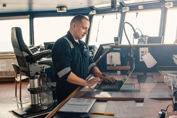 Navigatie marineofficier is het gebruik van laptop of notebook bij zee — Stockfoto