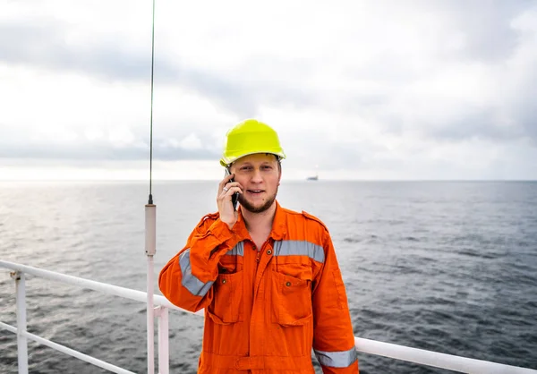 Oficial de convés marinho ou companheiro principal no convés do navio ou navio — Fotografia de Stock