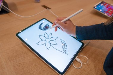 grafik tasarımcı kız stylus kalem ile dijital tablet ekranda kroki çizim