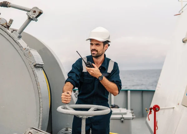 Oficial de convés marinho ou companheiro principal no convés do navio ou navio — Fotografia de Stock