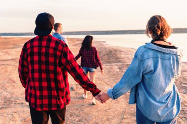 birlikte yürüyüş sırasında sunset beach üzerinde arkadaşlar