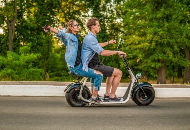 Yaz aylarında elektrikli bisiklet sürüş güzel genç çift