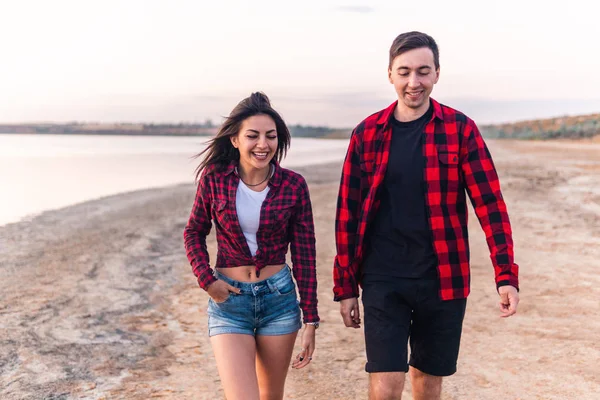 Jalá pareja en la playa caminando juntos — Foto de Stock