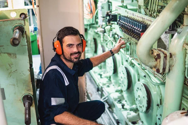 Mariene werktuigkundige werken in machinekamer — Stockfoto