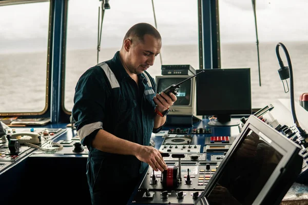 Oficial de navegação da Marinha está manobrando navio ou navio — Fotografia de Stock