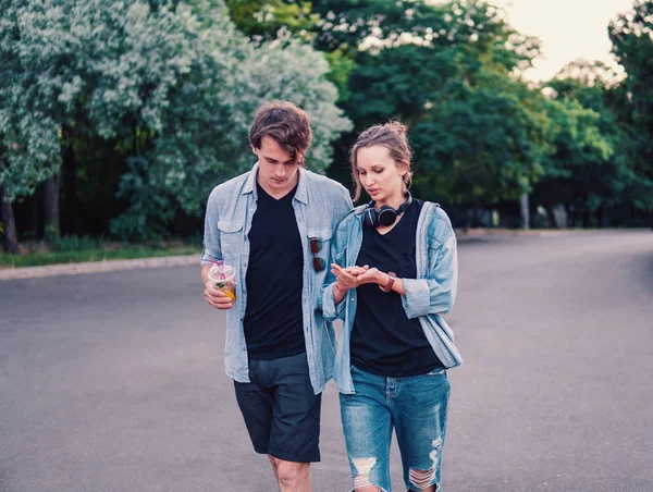 Preciosa pareja joven hipster citas durante el atardecer de verano . — Foto de Stock