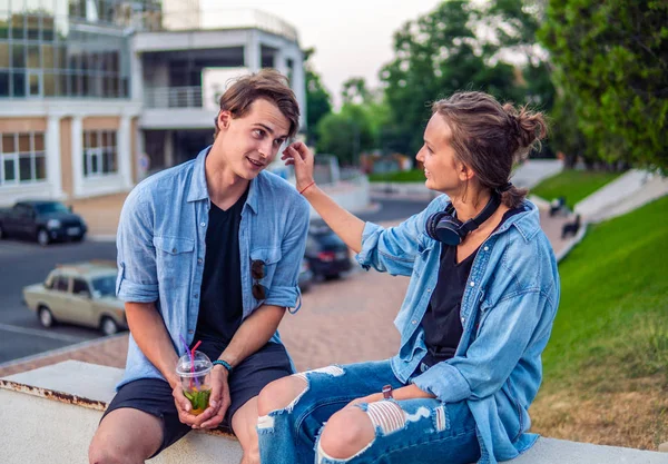 Preciosa pareja joven hipster citas durante el atardecer de verano . — Foto de Stock