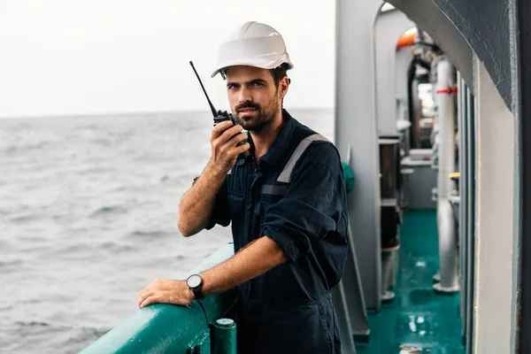 Oficial de convés marinho ou companheiro principal no convés do navio ou navio — Fotografia de Stock