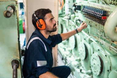 Makine dairesinde çalışan deniz çarkçi