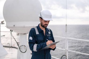 Servis teknisyeni veya asker Vsat terminal yakınındaki
