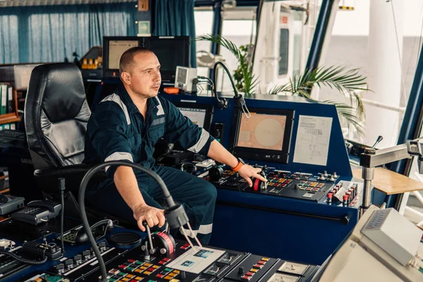 Navigatie marineofficier is het manoeuvreren van schip of vaartuig — Stockfoto