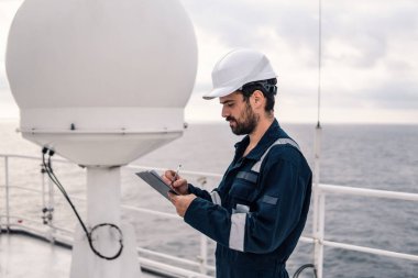 Servis teknisyeni veya asker Vsat terminal yakınındaki