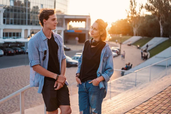 Preciosa pareja joven hipster citas durante el atardecer de verano . — Foto de Stock