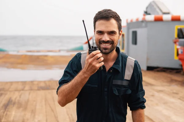 Oficial de convés marinho ou companheiro principal no convés do navio ou navio — Fotografia de Stock