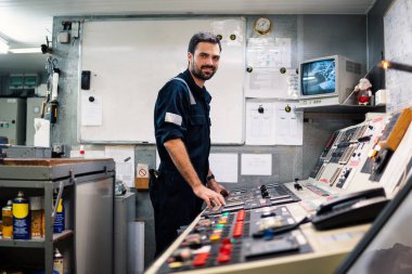 Deniz çarkçi motoru kontrol odasında Ecr. Seamens iş. Başlatır veya durdurur geminin ana motor