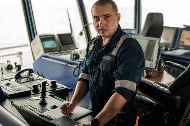 Deniz seyir subayı laptop ya da defter denizde kullanıyor