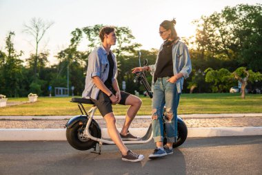 Elektrikli Bisiklet ile güzel genç mutlu çift