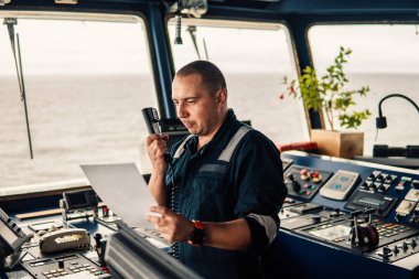Deniz seyir subayı tarafından Vhf telsiz bildiriyor