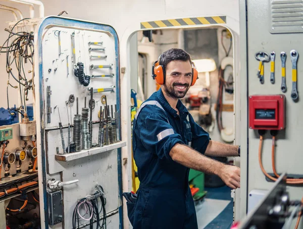 Mariene werktuigkundige werken in machinekamer — Stockfoto