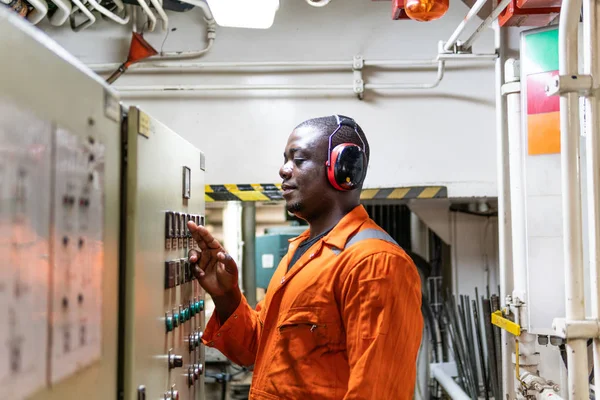 Marine engineer officer working in engine room — Stock Photo, Image