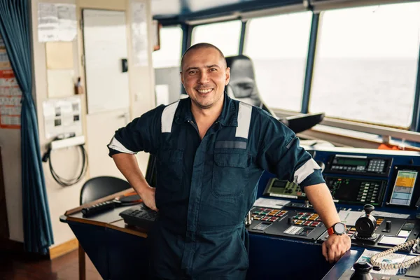 Navigatie marineofficier of eerste stuurman op navigatie horloge — Stockfoto